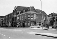 51763 Gezicht in de Amsterdamsestraatweg te Utrecht met de huizen nrs. 134-lager; rechts de ingang van de 1e Daalsedijk.